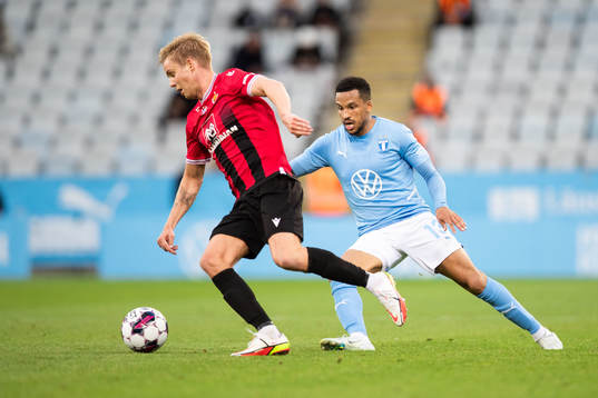 Erlingur Agnarsson of Vikingur and Martin Olsson of Malmö