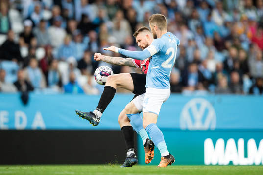 Nikolaj Hansen of Vikingur and Lasse Nielsen of Malmö FF
