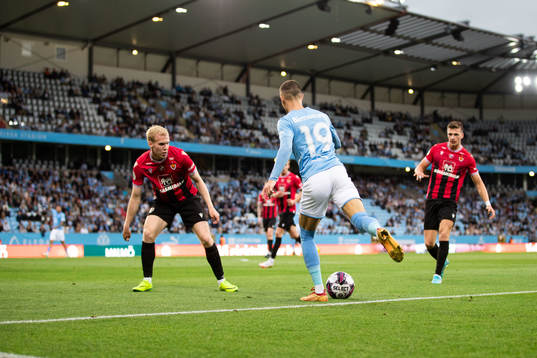 Viktor Örlygur Andrason of Vikingur and Veljko Birmancevic