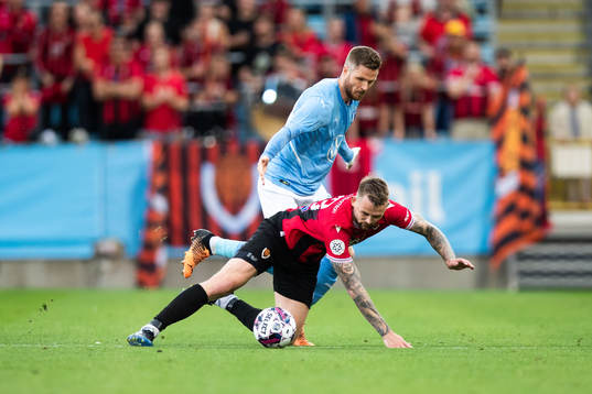 Nikolaj Hansen of Vikingur and Lasse Nielsen of Malmö FF