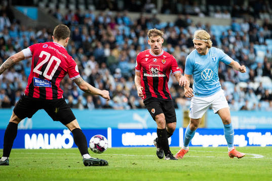 Pablo Punyed of Vikingur and Sebastian Nanasi of Malmö FF