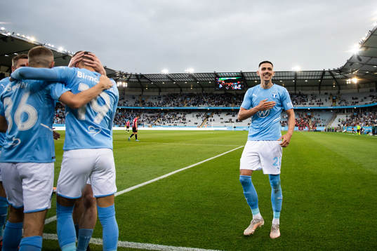 Dennis Hadzikadunic of Malmö FF Veljko celebrates