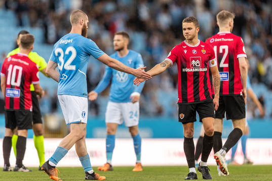 Jo Inge Berget of Malmö FF and Julius Magnusson of Vikingur
