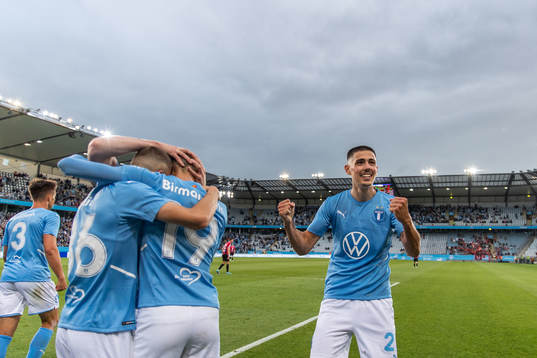 Dennis Hadzikadunic of Malmö FF celebrates 3-1 by Veljko