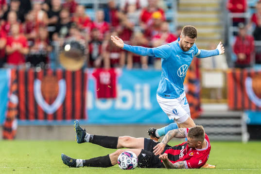 Karl Fridleifur Gunnarsson of Vikingur and Lasse Nielsen of