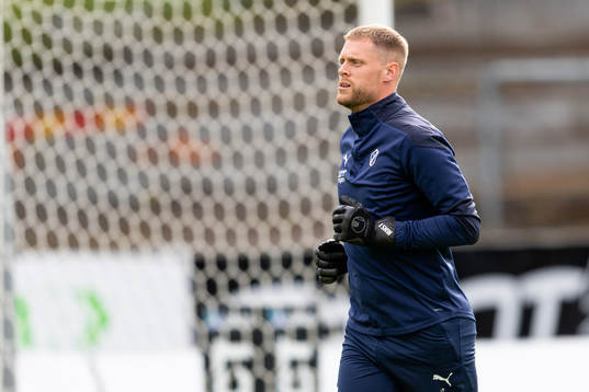 Halmstads målvakt Malkolm Nilsson Säfqvist före