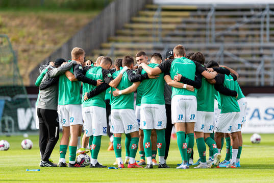Jönköpings spelare före fotbollsmatchen i Superettan