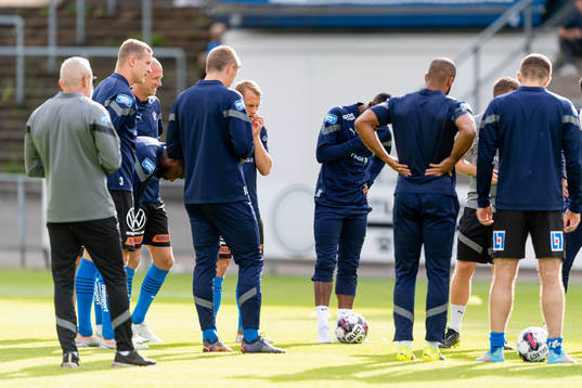 Halmstads spelare före fotbollsmatchen i Superettan mellan