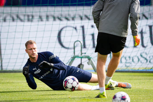 Halmstads målvakt Malkolm Nilsson Säfqvist före