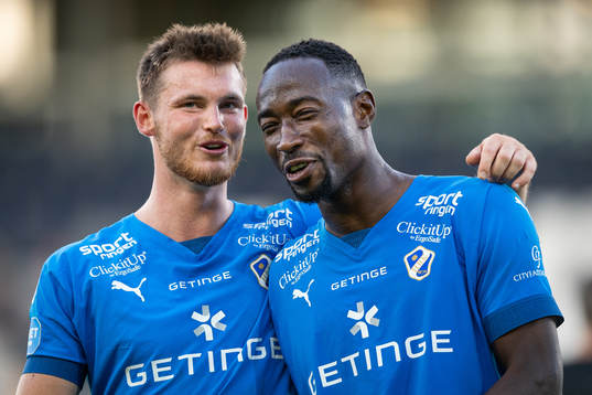 Halmstads Jonathan Svedberg och Sadat Karim jublar