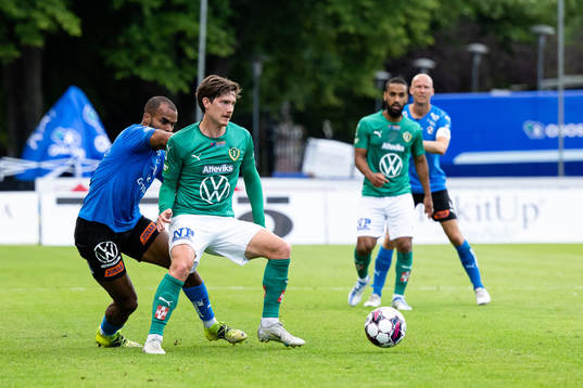 Halmstads Phil Ofosu-Ayeh och Jönköpings Robin Book