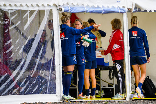 Nathalie Björn and goalkeeper Jennifer Falk