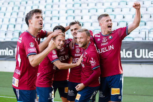Örgrytes Ajdin Zeljkovic jublar med lagkamrater