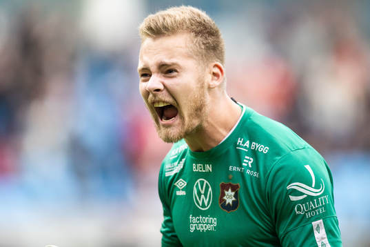 Örgrytes målvakt Robin Wallinder jublar