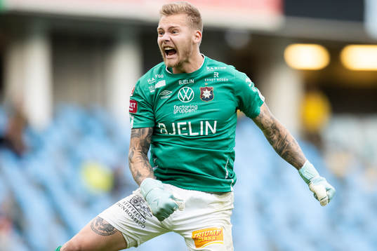 Örgrytes målvakt Robin Wallinder jublar
