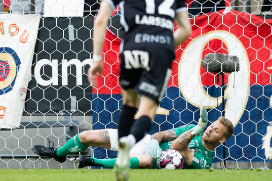 Örgrytes målvakt Robin Wallinder räddar en straff slagen