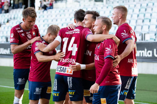 Örgrytes Ajdin Zeljkovic jublar med lagkamrater