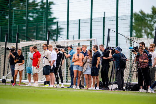 Solveig Gulbrandsen of TV 2 and media attend a training