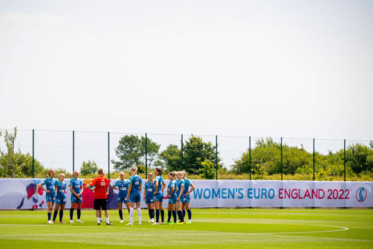 Martin Sjögren, head coach, talks to the players of the