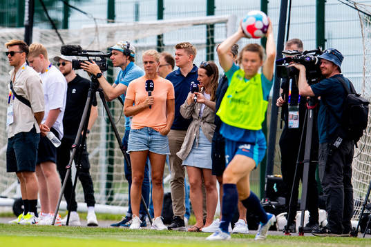 Solveig Gulbrandsen of TV 2 and media attend a training
