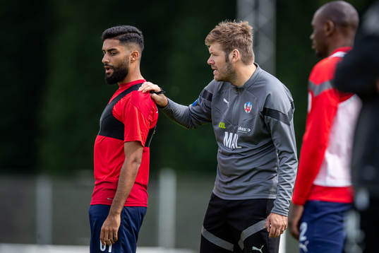 Amin Al Hamawi och assisterande tränare Max Lindén