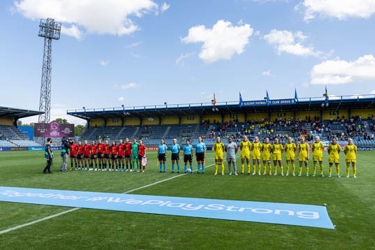Players of Sweden and Spain