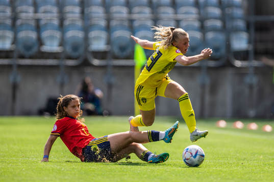 Matilda Nildén of Sweden  and Esther Laborde of Spain