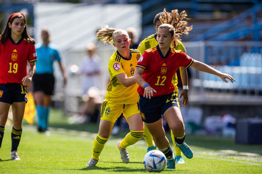 Matilda Nildén of Sweden and Esther Laborde of Spain