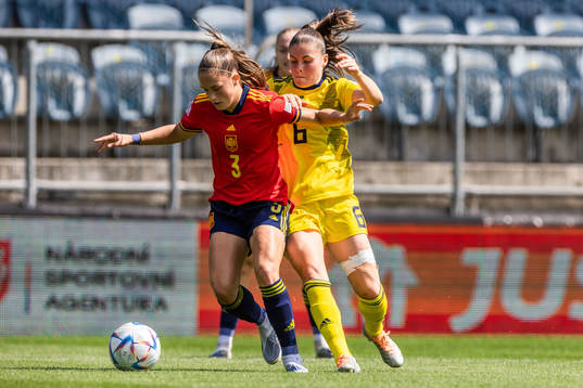 Andrea Medina Martín of Spain and Hanna Wijk of Sweden