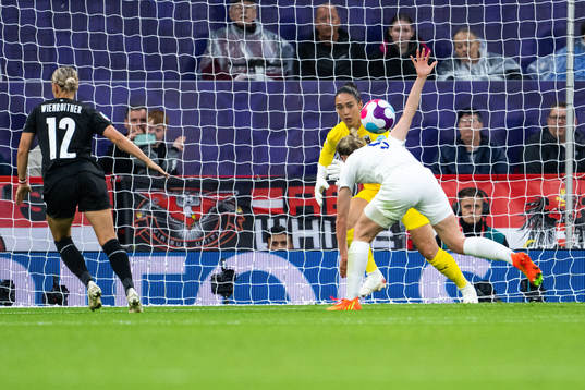 Ellen White of England and goalkeeper Manuela Zinsberger of