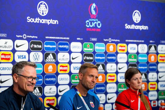 Press officer Halvor Lea, head coach Martin Sjögren and