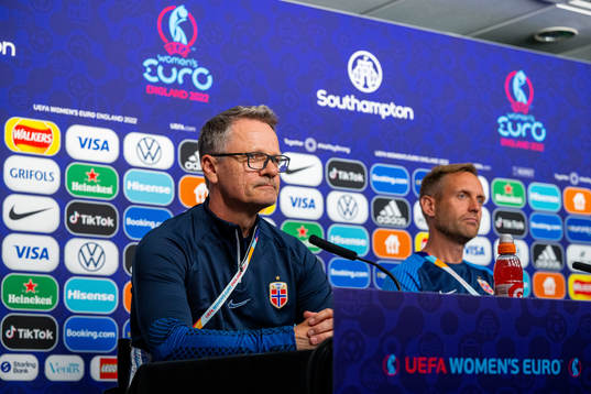 Press officer Halvor Lea and head coach Martin Sjögren of
