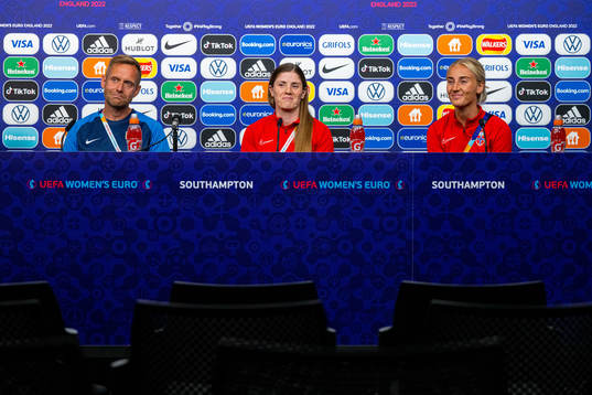 Head coach Martin Sjögren, Maren Mjelde and Anja