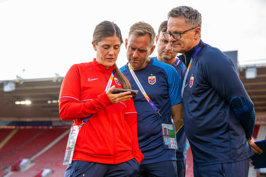 Maren Mjelde, head coach Martin Sjögren, goalkeeper coach