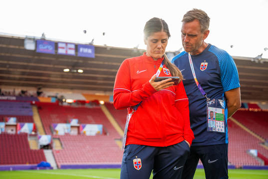 Maren Mjelde and head coach Martin Sjögren of the