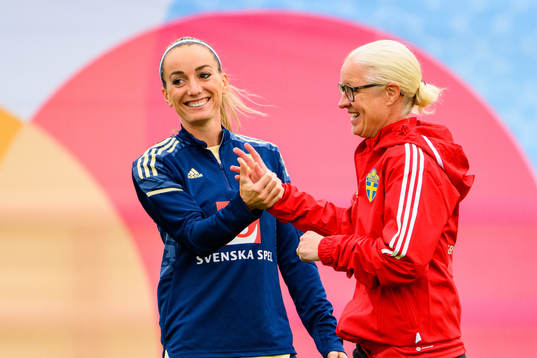 Kosovare Asllani and Victoria Sandell, assistant coach