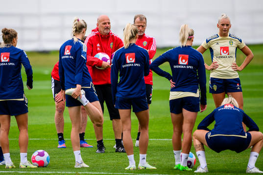Players gather around Magnus Wikman, assistant coach