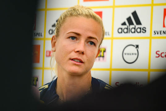 Hanna Glas is interviewed by the media