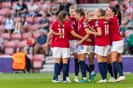 Caroline Graham Hansen of Norway celebrates with team mates