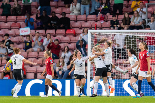 Julie Nelson of Northern Ireland celebrates with team mates