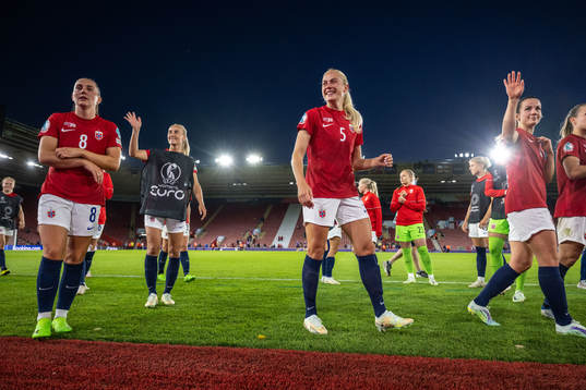Guro Bergsvand and players of Norway celebrate