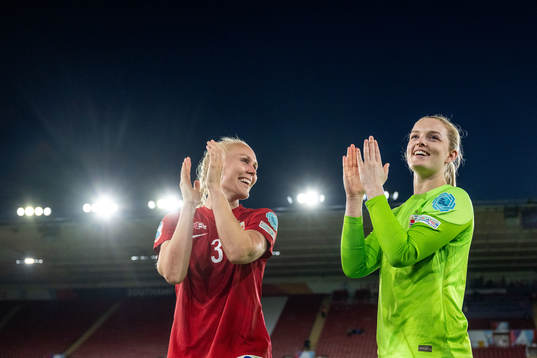 i220707 Maria Thorisdottir and goalkeeper Guro Pettersen of