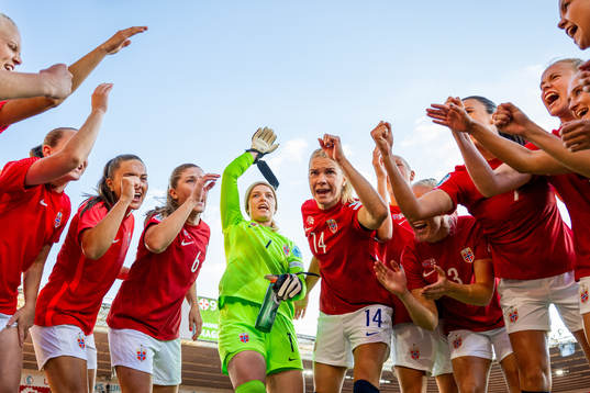 Vilde Bøe Risa, Maren Mjelde, goalkeeper Guro Pettersen,