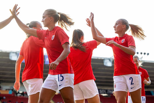 Amalie Eikeland, Anja Sønstevold and players of Norway