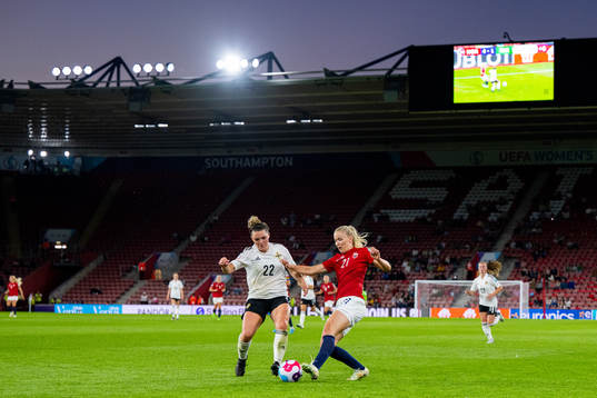 Abbie Magee of Northern Ireland and Anna Jøsendal of Norway