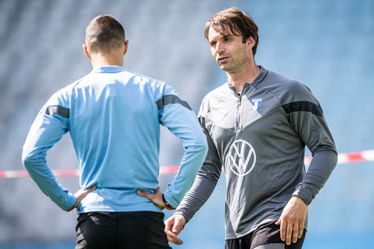 Tränare Milos Milojevic i samtal med Veljko Birmancevic