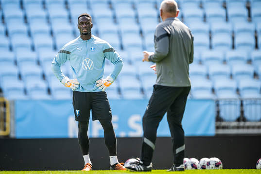 Ismael Diawara i samtal med målvaktstränare Jonnie Fedel
