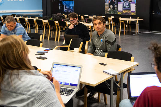 Tränare Milos Milojevic i samtal med media