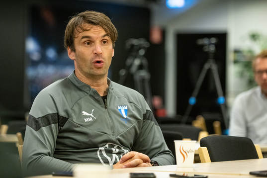 Tränare Milos Milojevic i samtal med media