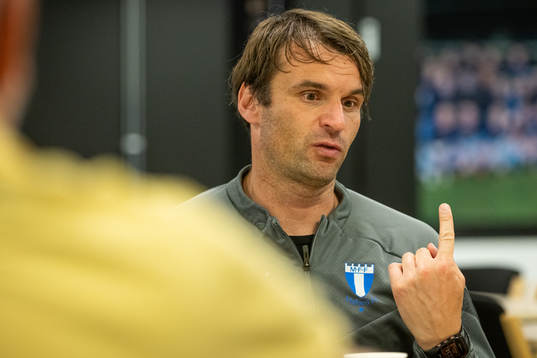 Tränare Milos Milojevic i samtal med media